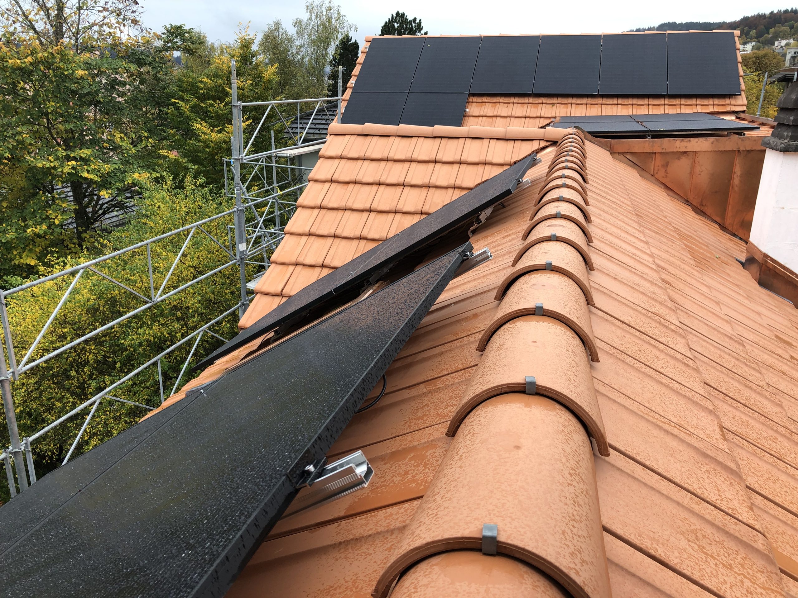 Rue des Bassets, La Chaux-de-Fonds - 14.1 kWc - Tuiles - Ajouté - 32 x IBC MonoSol 440 MS10-HC-N Black GEN 2 - SolarEdge SE17k-EUR N4